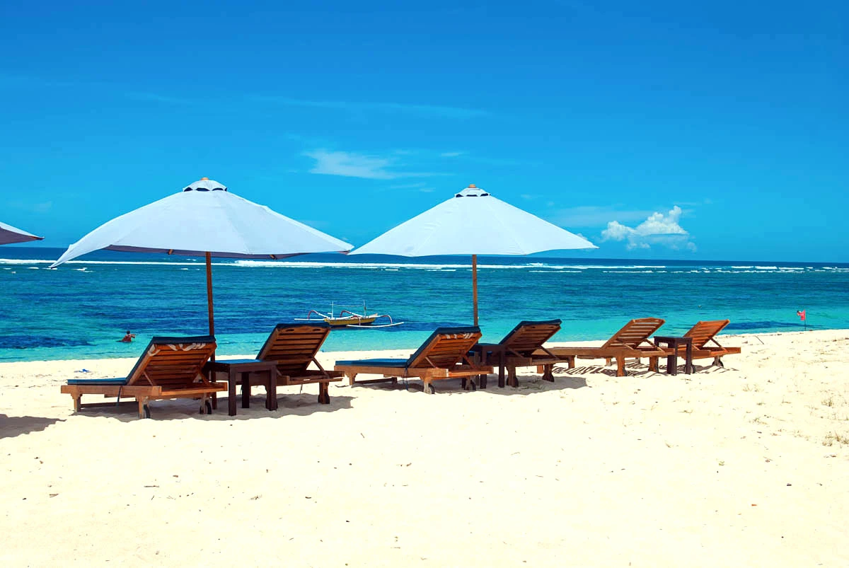 Sunbathing-chairs-Pandawa-Beach-Bali