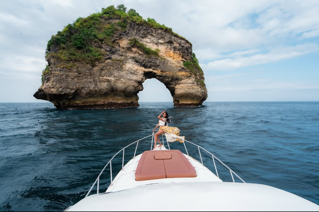 Bali luxury yacht charter for groups Queen Ruizi Yacht events