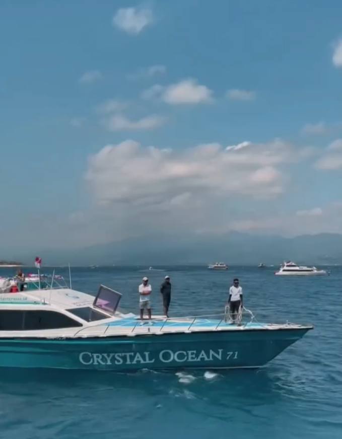 Nusa Penida Day Trip with Fast Boat arriving at the island port.