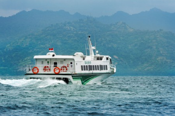 Book Eka Jaya Fast Boat Padangbai to Gili T - Large Aluminum Ferry