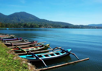 Book Ulun Danu Beratan temple tour online floating temple view