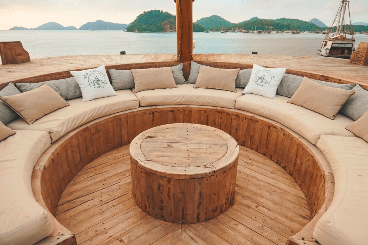 Luxury open trip Komodo 3D2N price Sea Familia Phinisi