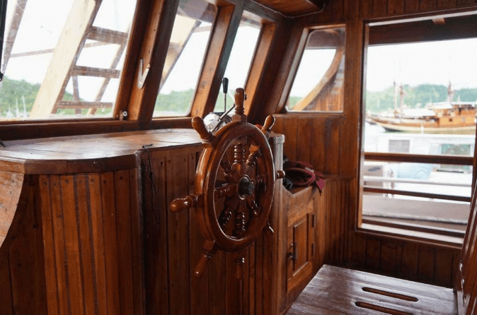 Zada Hela Phinisi open trip price master cabin 1 Zada Hela Phinisi open trip price master cabin