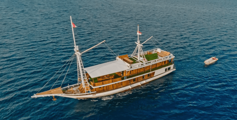 Zada Hela Phinisi open trip price master cabin 2 Zada Hela Phinisi open trip price master cabin