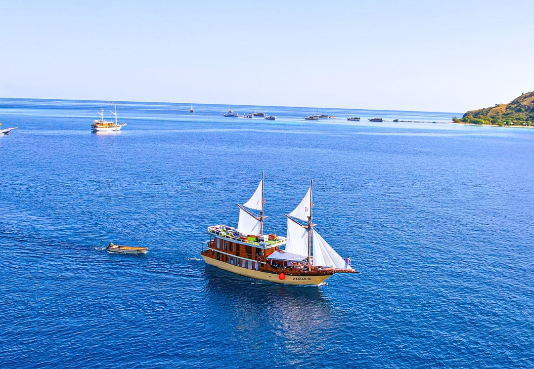 Abizar Phinisi Private Boat Rental Labuan Bajo 12 Pax