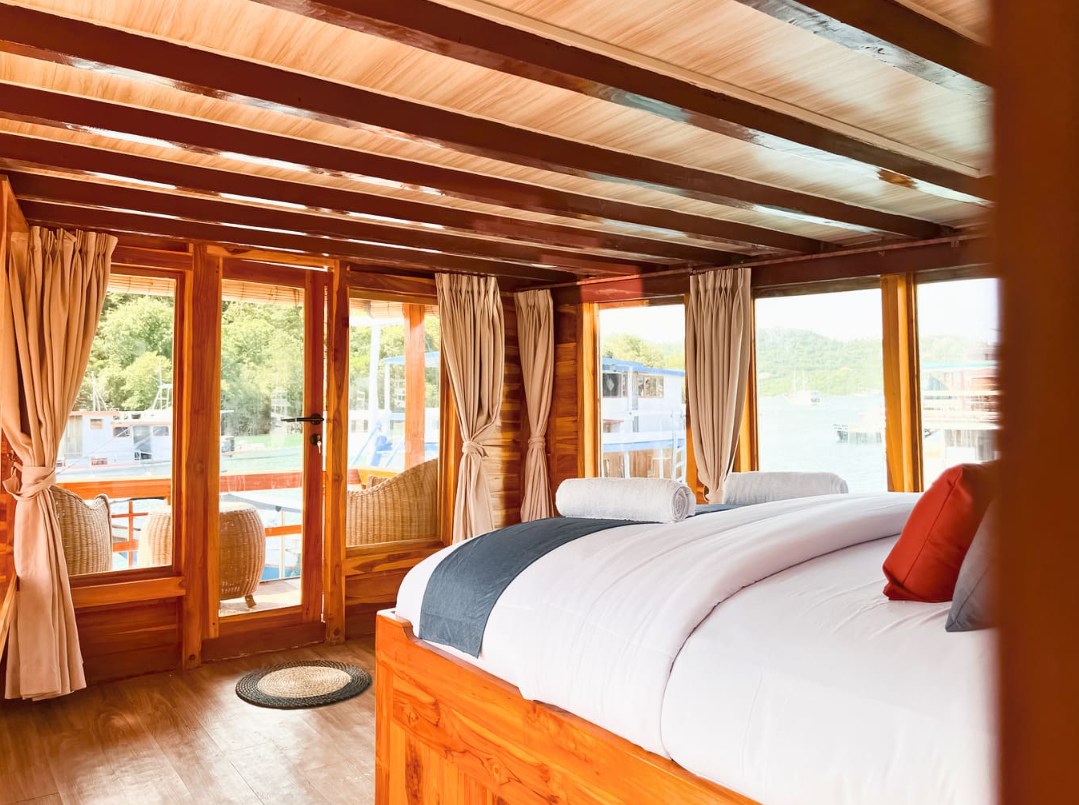 Abizar Phinisi Private Boat Rental Labuan Bajo 12 Pax