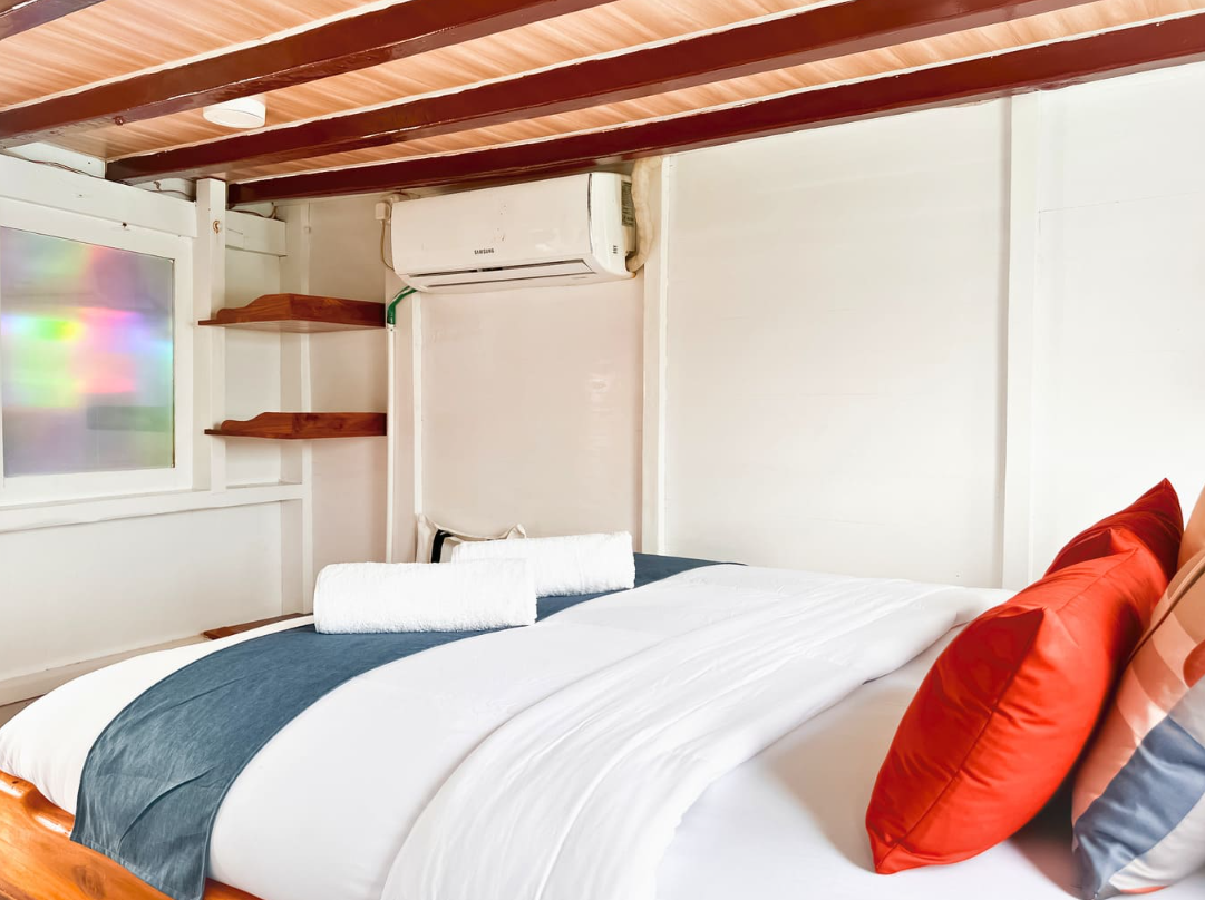 Abizar Phinisi Private Boat Rental Labuan Bajo 12 Pax