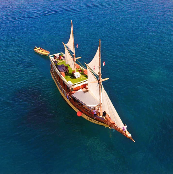 Abizar Phinisi Private Boat Rental Labuan Bajo 12 Pax