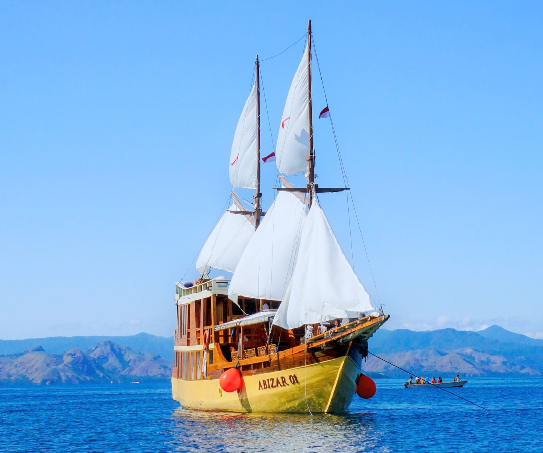 Abizar Phinisi Private Boat Rental Labuan Bajo 12 Pax