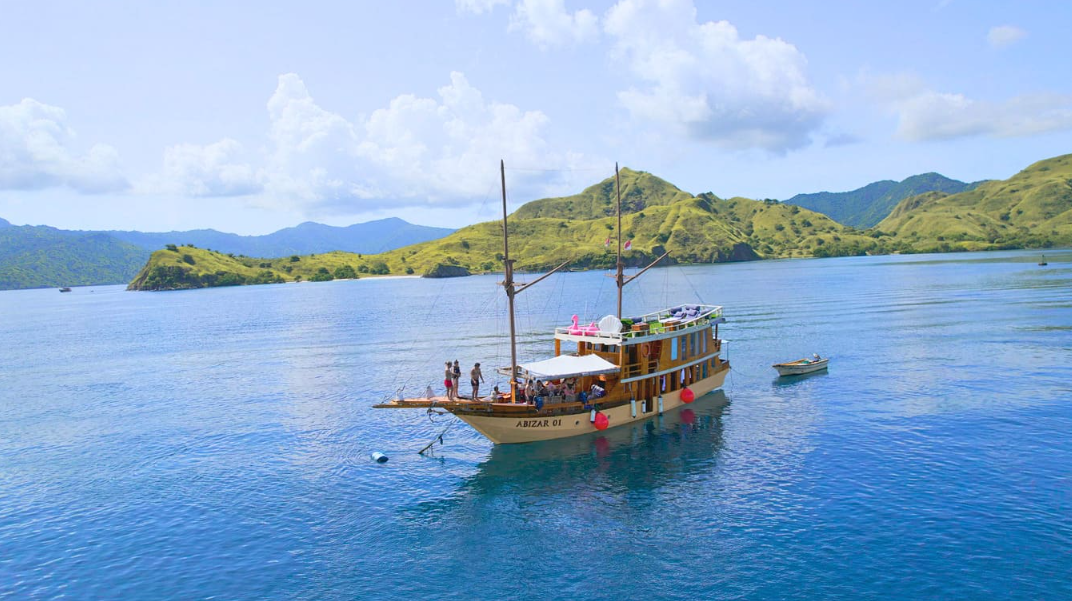 Abizar Phinisi Private Boat Rental Labuan Bajo 12 Pax