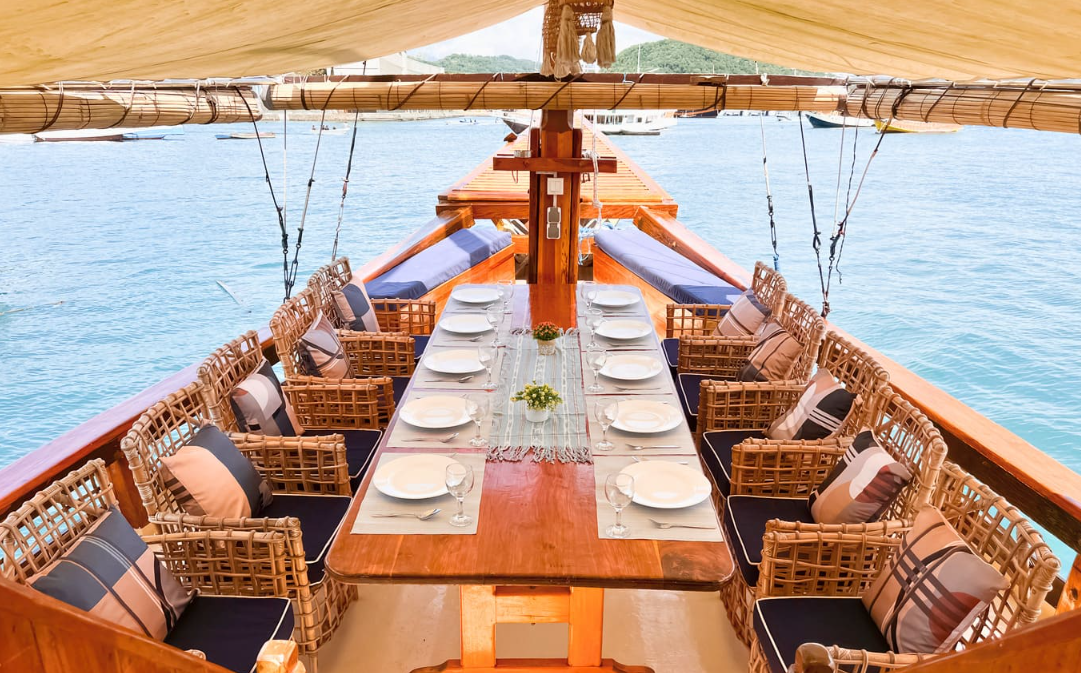 Abizar Phinisi Private Boat Rental Labuan Bajo 12 Pax