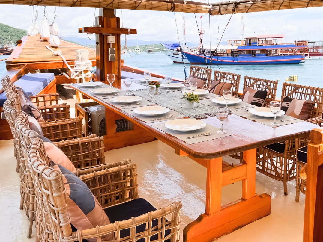Abizar Phinisi Private Boat Rental Labuan Bajo 12 Pax