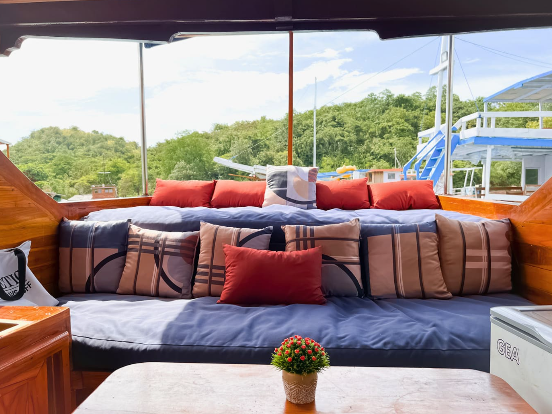 Abizar Phinisi Private Boat Rental Labuan Bajo 12 Pax