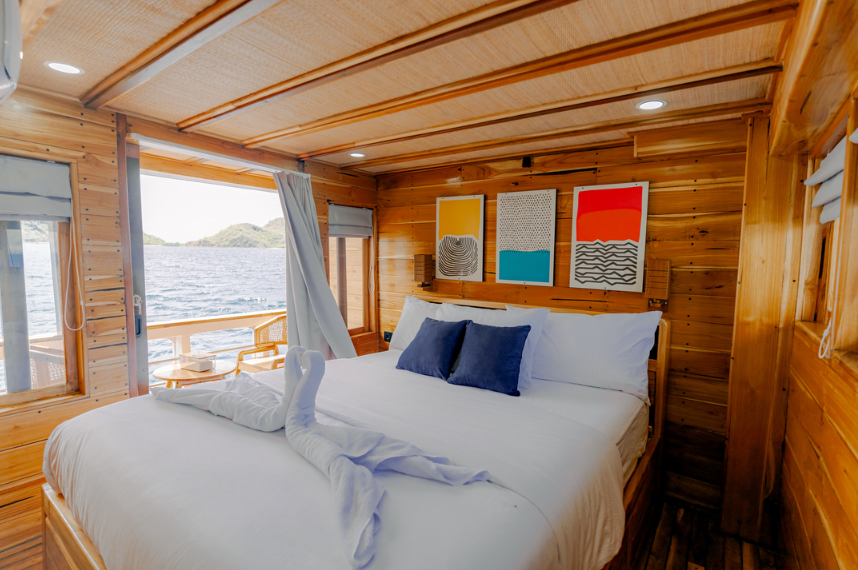 Barakati Cruises Deluxe Phinisi Booking - Master Cabin View
