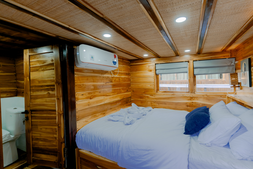 Barakati Cruises Deluxe Phinisi Booking - Master Cabin View