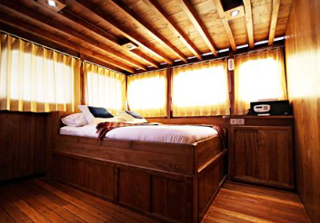 Book Adishree Phinisi Private Trip Komodo 2026