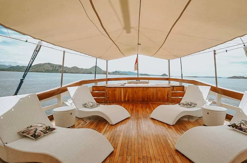 Book Cajoma IV Phinisi Private Trip 2026 Jacuzzi View