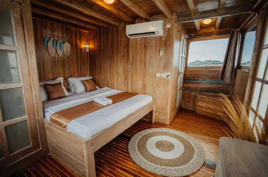 Book Cajoma IV Phinisi Private Trip 2026 Jacuzzi View