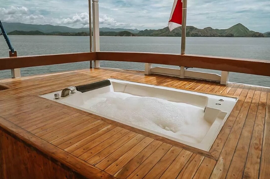 Book Cajoma IV Phinisi Private Trip 2026 Jacuzzi View