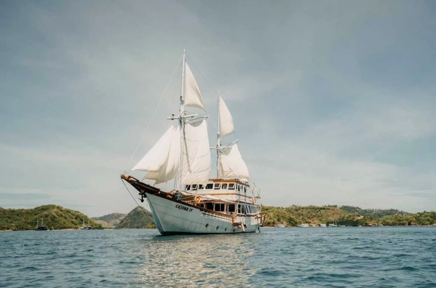 Book Cajoma IV Phinisi Private Trip 2026 Jacuzzi View