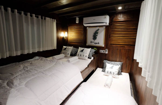 Book Derya Phinisi Private Charter Komodo 2026 Onboard