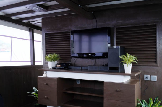 Book Derya Phinisi Private Charter Komodo 2026 Onboard