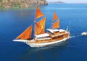 Book Felicia Phinisi Private Trip Komodo 2026 Onboard 1