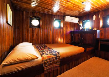 Book Felicia Phinisi Private Trip Komodo 2026 Onboard