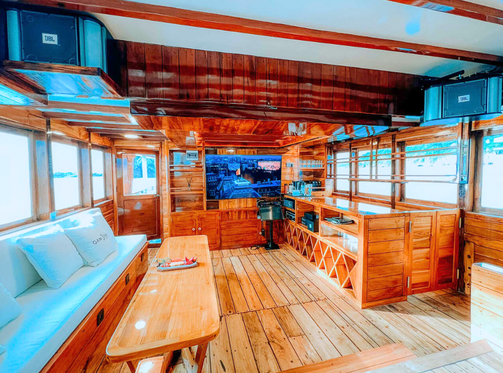 Book Gandiva Luxury Phinisi Private Trip 2026 Master Cabin