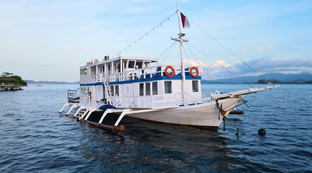 Book Osiana Alo Liveaboard Komodo Private Trip 2026 Private Cabin