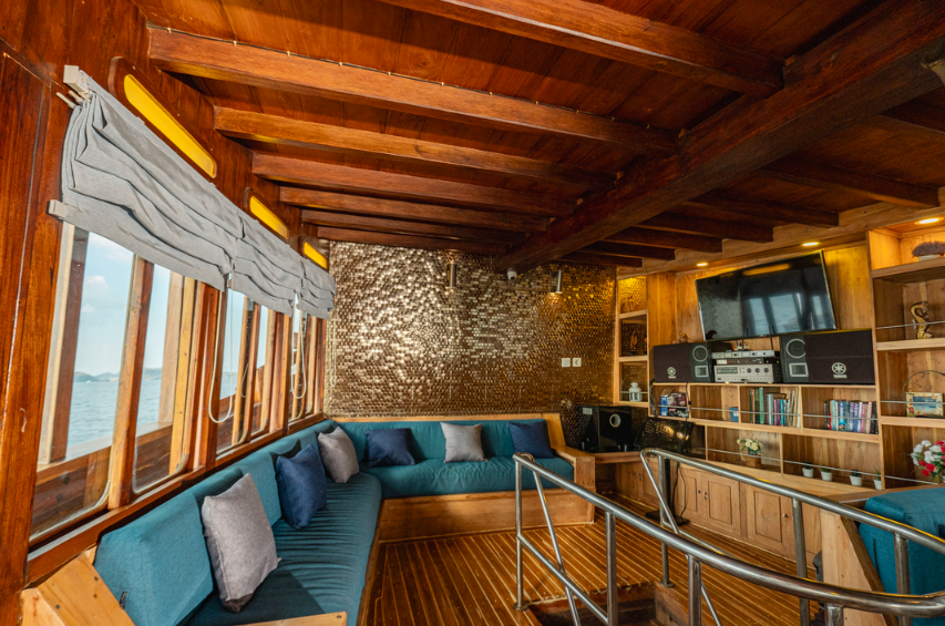 Book Private Diving for Cajoma V Luxury Phinisi 2026 Dive Deck