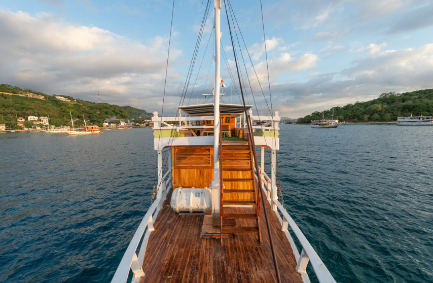 Book Private Trip Dahayu Deluxe Phinisi