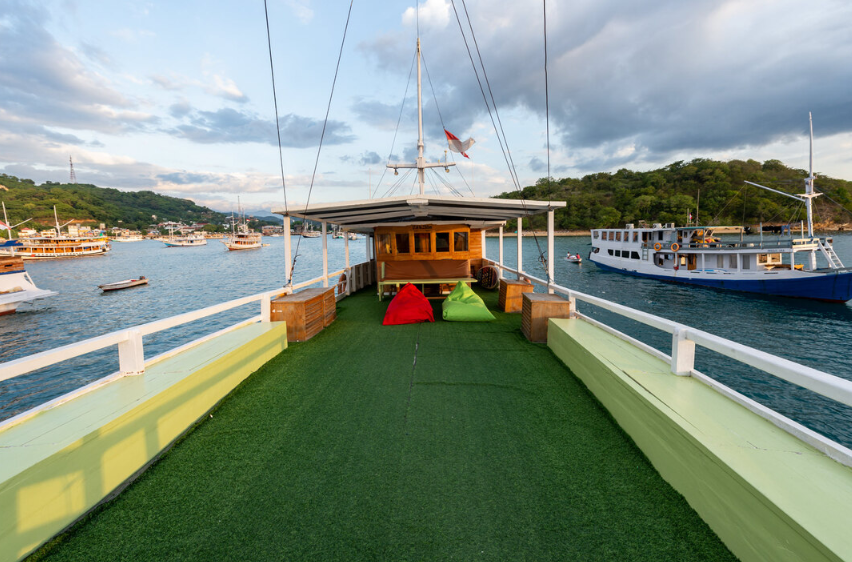 Book Private Trip Dahayu Deluxe Phinisi