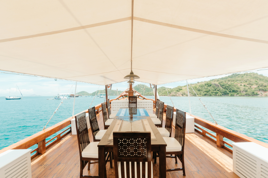 Book Private Trip by Al Fathran Deluxe Phinisi 2026 Master Cabin