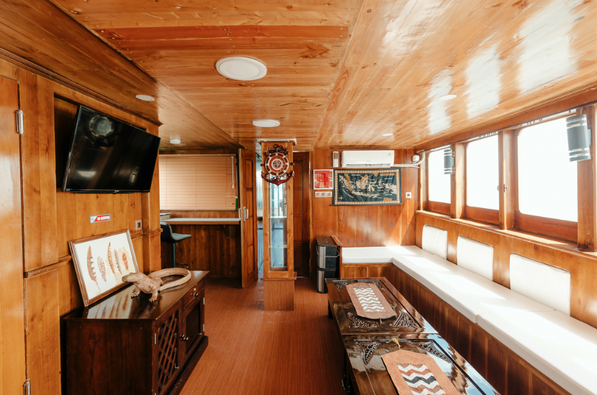 Book Private Trip by Al Fathran Deluxe Phinisi 2026 Master Cabin