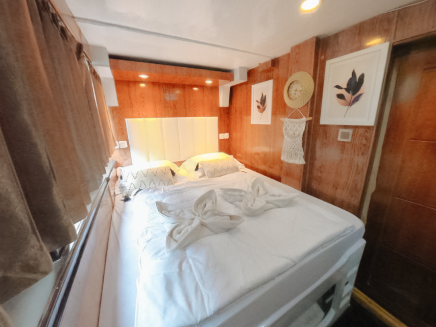 Book Private Trip by Al Fathran Deluxe Phinisi 2026 Master Cabin