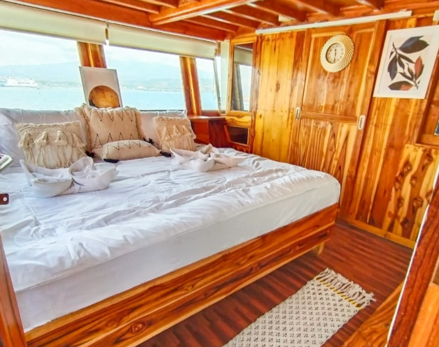 Book Private Trip by Al Fathran Deluxe Phinisi 2026 Master Cabin