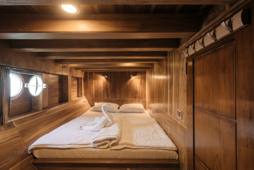 Book Private Trip by Al Fathran Deluxe Phinisi 2026 Master Cabin