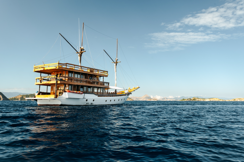 Book Private Trip by Andamari Deluxe Phinisi 2026 Master Cabin