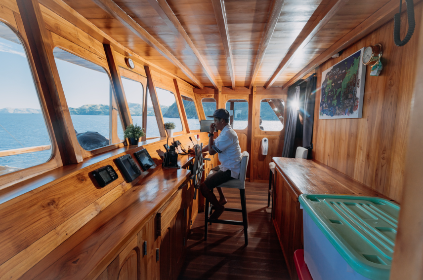 Book Private Trip by Andamari Deluxe Phinisi 2026 Master Cabin