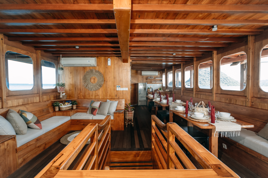 Book Private Trip by Andamari Deluxe Phinisi 2026 Master Cabin