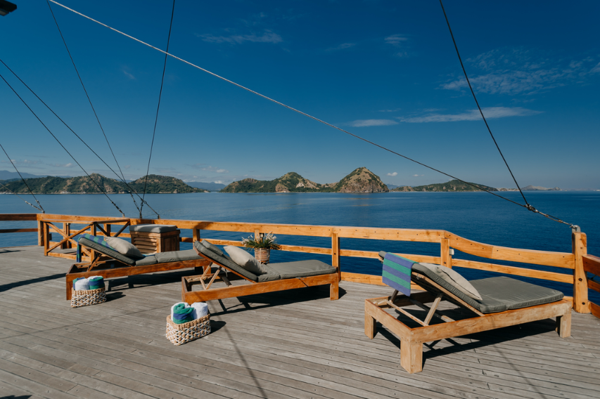 Book Private Trip by Andamari Deluxe Phinisi 2026 Master Cabin