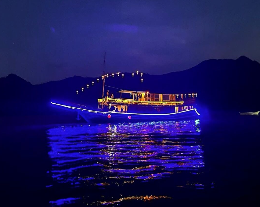 Book Private Trip by Ardea Deluxe Phinisi 2026 Master Cabin