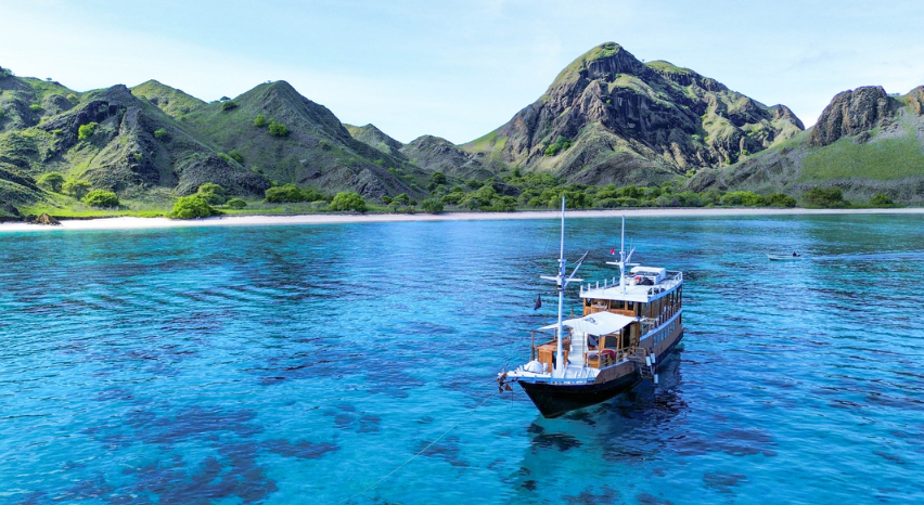 Book Private Trip by Captain Octopus Deluxe Phinisi 2026 Boat Exterior