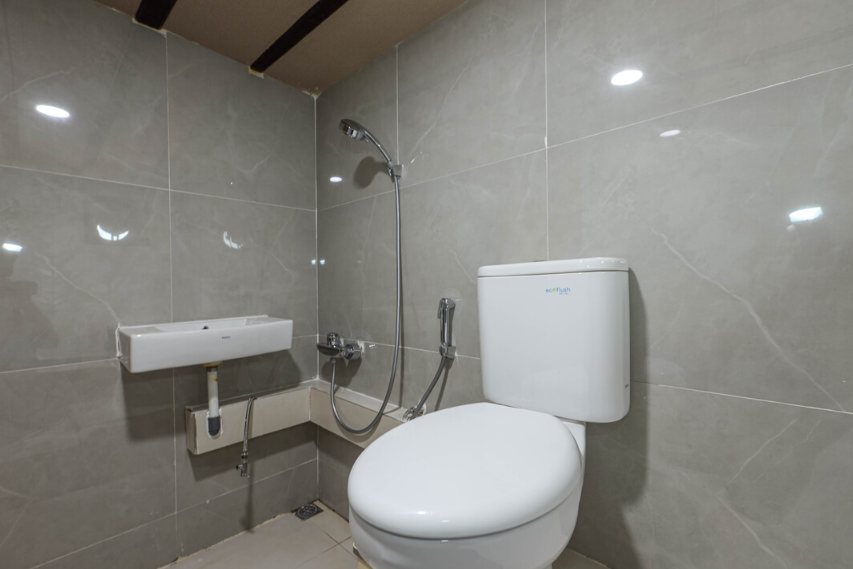 Book Private Trip by Elrora Luxury Phinisi 2026 Master Suite