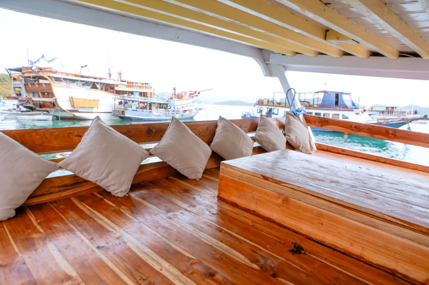 Book Private Trip by Gajah Putih Deluxe Phinisi 2026 Interior