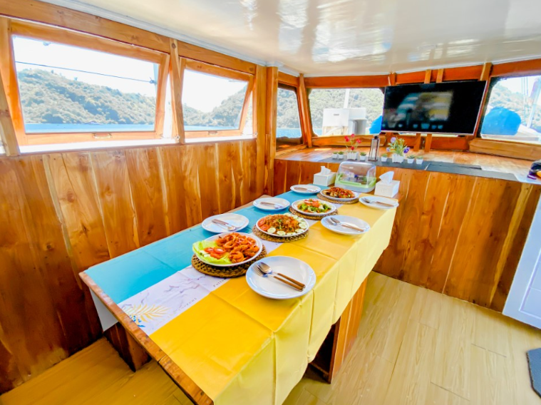 Book Private Trip by Giona Deluxe Phinisi 2026 Master Suite