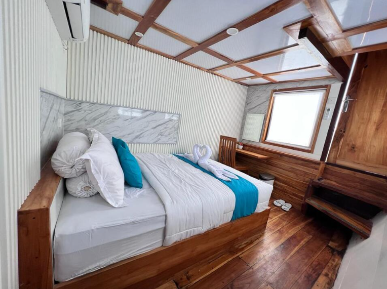 Book Private Trip by Lady Grace Deluxe Phinisi 2026 Jacuzzi Pool Deck