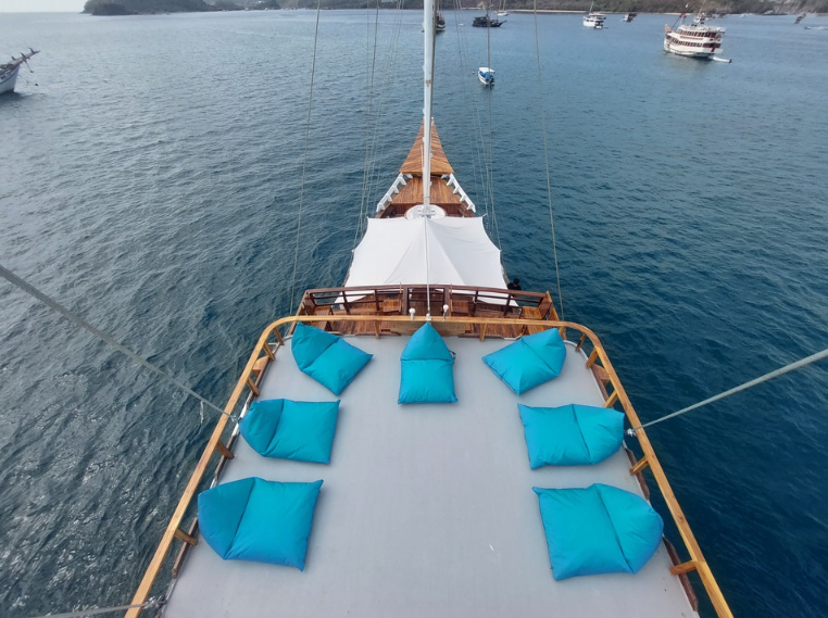 Book Private Trip by Lady Grace Deluxe Phinisi 2026 Jacuzzi Pool Deck