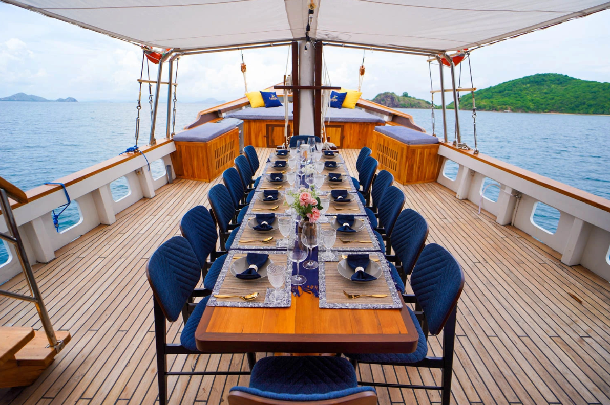 Book Private Trip by Lamain Luxury Phinisi 2026 Paris Cabin Jacuzzi